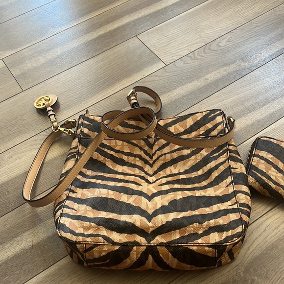 Michael Kors print crossbody and matching wallet - Picture 4 of 13